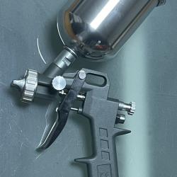 PISTOLET A PEINTURE par gravit&eacute;