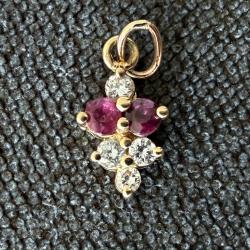 Petit et pr&eacute;cieux pendentif or massif 18 carats - diamants et rubis