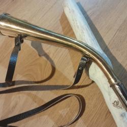 TRES  BELLE  TROMPE ou CORNE de  37  cm  DE CHEZ  MILLIENS...Avec bretelle cuir...
