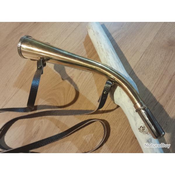 TRES  BELLE  TROMPE ou CORNE de  37  cm  DE CHEZ  MILLIENS...Avec bretelle cuir...