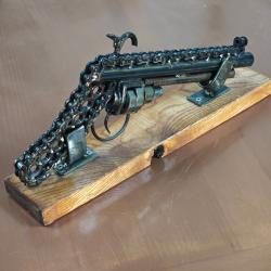 Sculpture Pistolet sign&eacute; " Cha&icirc;nes pacifi&eacute;"