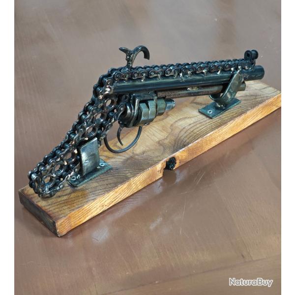 Sculpture Pistolet sign� " Cha�nes pacifi�"