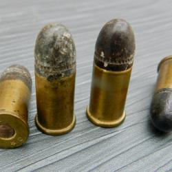 Lot de 4 munitions d'&eacute;poque calibre 380
