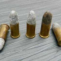 Lot de 5 munitions d'&eacute;poque calibre 320 &agrave; amorces couvertes