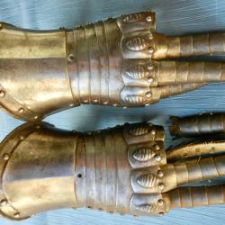 Authentique paire de gantelets d'armure, &eacute;poque m&eacute;di&eacute;vale.