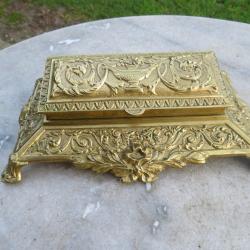 Ancienne grande boite &agrave; timbre en bronze dor&eacute; patin&eacute; &agrave; d&eacute;cor de style Louis XVI- FRANCE (XIX&eacute;)