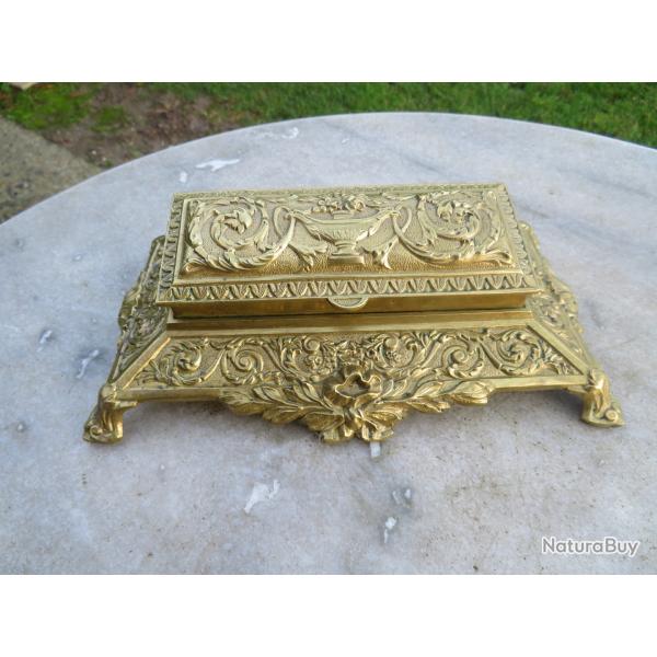 Ancienne grande boite � timbre en bronze dor� patin� � d�cor de style Louis XVI- FRANCE (XIX�)