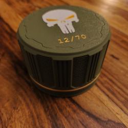 Bo&icirc;te &agrave; cartouches calibre 12. Design robuste et pratique.  Kaki blanc dor&eacute;.