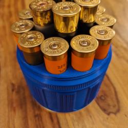 Bo&icirc;te &agrave; cartouches calibre 12. Design robuste et pratique.  Bleu noir dor&eacute;.