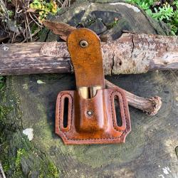 pochette en cuir d'artisan pour 2 munitions calibre 12/70  12/76  gravure tête de sanglier