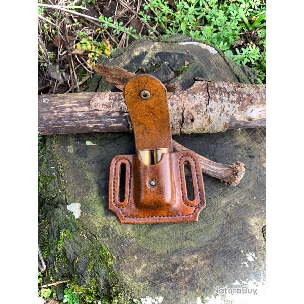 pochette en cuir d'artisan pour 2 munitions calibre 12/70  12/76  gravure tte de sanglier
