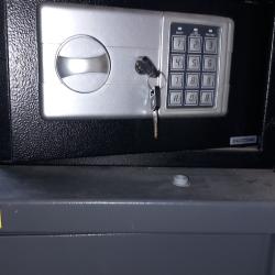 Armoire forte pour armes de poing ou balles etc ... code secret et 2 clés. 2 fixations . Prix 70 