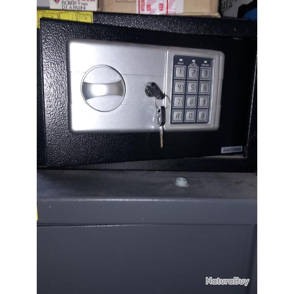 Armoire forte pour armes de poing ou balles etc ... code secret et 2 cl�s. 2 fixations . Prix 70 �