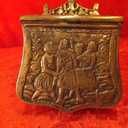 RARE et belle PALASKA, poudre ou munitions  Il s'agit d'une bo&icirc;te de ceinture de munitions en bronze