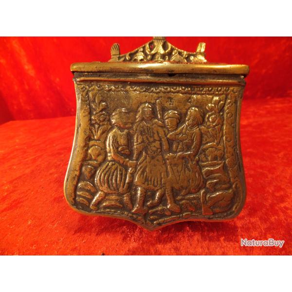 RARE et belle PALASKA, poudre ou munitions  Il s'agit d'une bo�te de ceinture de munitions en bronze