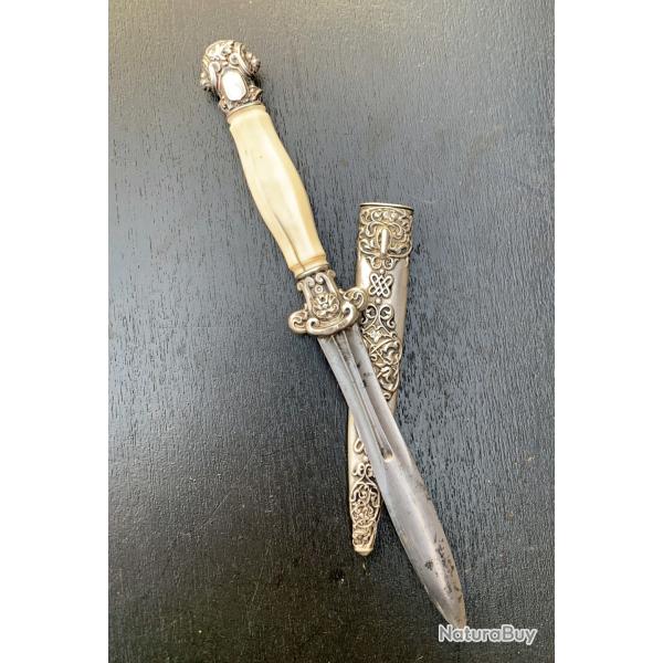 ANCIEN ET BEAU STYLET DE STYLE BAROQUE AVEC UNE LAME DE FORME PEU COURANTE POUR COLLECTION COUTEAU