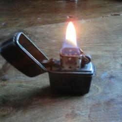ancien  briquet zippo bradford mad in usa  pourtour sur cuir