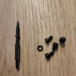 percuteur MAS ou MAC 50 avec ses 4 vis de plaquettes munies des rondelles anti-desserage en nylon.