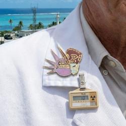 Pins Vintage Club Decouverte du CEP de Mururoa - essais nucleaires pacifique - insigne ecusson