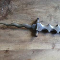 dague kriss  masse forgeron  3 ondulation lame a d&eacute;finir