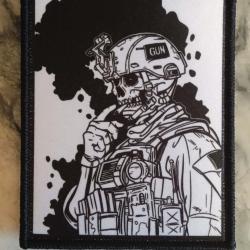 Patch tactique (syst&egrave;me velcro ) soldat fumant ( livraison gratuite par lettre )
