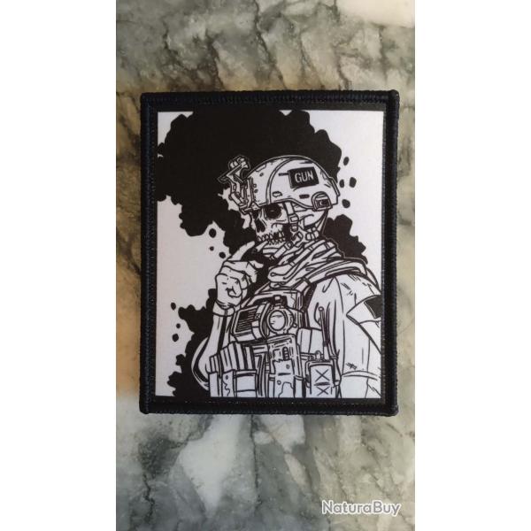 Patch tactique (syst�me velcro ) soldat fumant ( livraison gratuite par lettre )