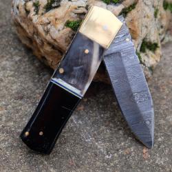 Beau Couteau Damas Lame Drop Point 128 Couches Manche B&eacute;lier & R&eacute;sine Fabric Artisanale Linerlock 01