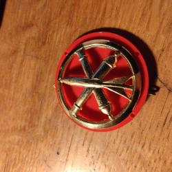 Insigne de b&eacute;ret artillerie avec rondelle rouge