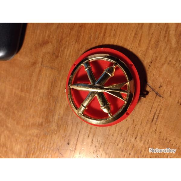 Insigne de b�ret artillerie avec rondelle rouge