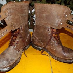 RANGERS CROUTE DE CUIR DE 1960  , BOTTES DE MARCHE, POINTURE 42 , NEUF . FABRICATION  FRANCAISE PERI
