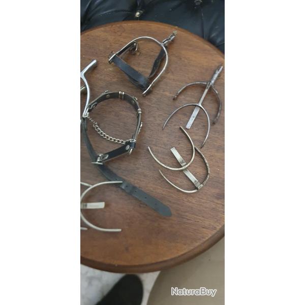 Plusieurs paires d'eperons , de cavaliers officiers , d'autres anglais, et un ou deux tout seuls.