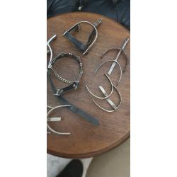 Plusieurs paires d'eperons , de cavaliers officiers , d'autres anglais, et un ou deux tout seuls..