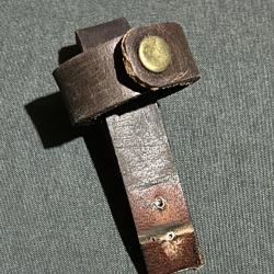Attache cuir pour fourreau de poignard de combat