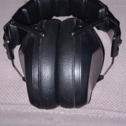 Vends casque anti-bruit tr&egrave;s peu servi . Valeur 70 � . Vendu 30 � . port offert .