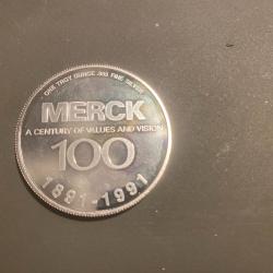 m&eacute;daille en argent comm&eacute;morative des 100 ans des laboratoire MERCK  ( ma r&eacute;f : 623 &sect;&sect; )