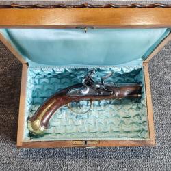Magnifique pistolet &agrave; silex de voyage du XVIIIe canon incrust&eacute; d'or dans un coffret bois et soie