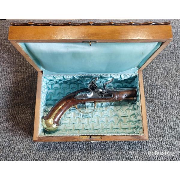 Magnifique pistolet � silex de voyage du XVIIIe canon incrust� d'or dans un coffret bois et soie