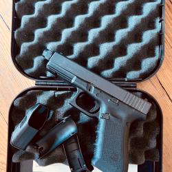 Glock 17 gen 4 canon filet&eacute; ( une arme qui a tir&eacute;e 100 coups maximum)9x19 et deux chargeurs