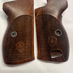 Plaquettes noyer SIG P210 quadrill&eacute;es