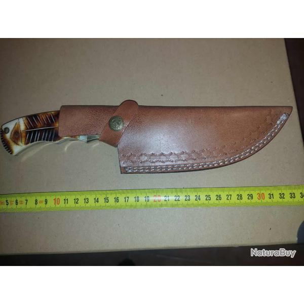 Couteau de Chasse Trakker Damas Lame 256 Couches Manche Os Cerf� Fabric Artisanale Etui Cuir