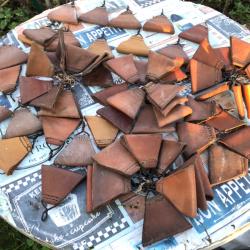Lot de 65 triangles en cuir pour brelages, lot id&eacute;al revendeurs