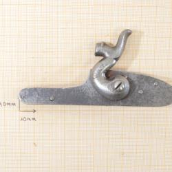 Ancienne platine de fusil de chasse &agrave; chien. Compl&egrave;te avec ressort. Restauration arme ancienne (A)