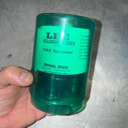 JEU D'OUTILS DE RECHARGEMENT LEE  CALIBRE 7.62 TOKAREV + SHELL HOLDER