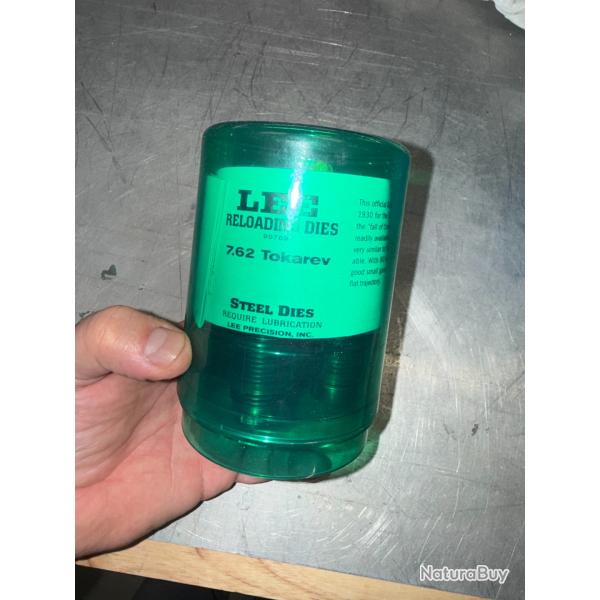 JEU D'OUTILS DE RECHARGEMENT LEE  CALIBRE 7.62 TOKAREV + SHELL HOLDER