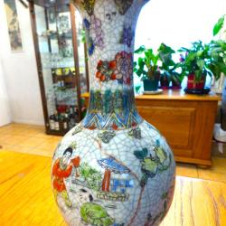 SUPERBE VASE EN FA&Iuml;ENCE CRAQUELEE CHINOISE,  AVEC MOTIFS D'ENFANTS JOUANTS - OBJET D'ART ESTAMPILLE