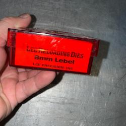 JEU D'OUTILS DE RECHARGEMENT LEE  CALIBRE  8mm LEBEL COMPLET AVEC SON SHELL HOLDER