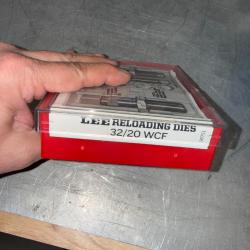 JEU D'OUTILS DE RECHARGEMENT LEE  CALIBRE  32/20 WCF COMPLET AVEC SON SHELL HOLDER