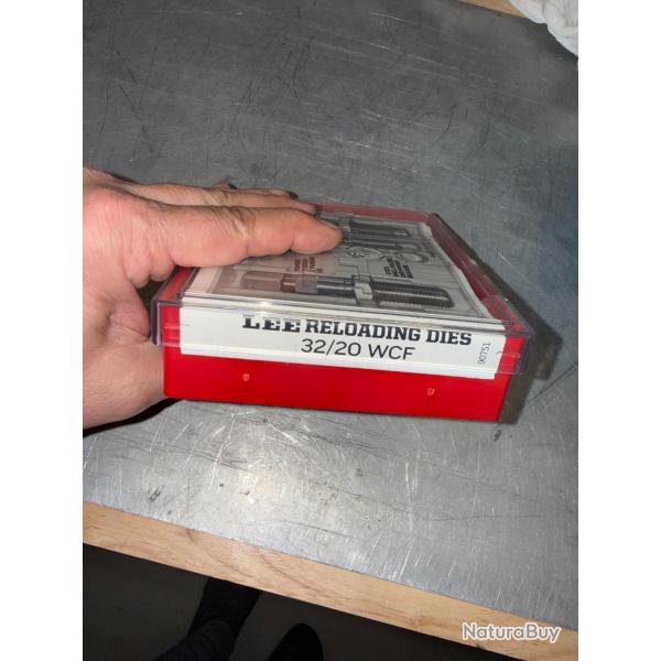 JEU D'OUTILS DE RECHARGEMENT LEE  CALIBRE  32/20 WCF COMPLET AVEC SON SHELL HOLDER