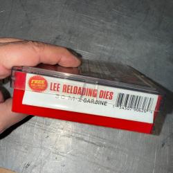 JEU D'OUTILS DE RECHARGEMENT LEE  CALIBRE  30 M1 CARBINE COMPLET AVEC SON SHELL HOLDER