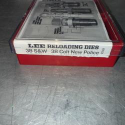 JEU D'OUTILS DE RECHARGEMENT LEE  CALIBRE  38 S&W , 38 COLT NEW POLICE COMPLET AVEC SON SHELL HOLDER